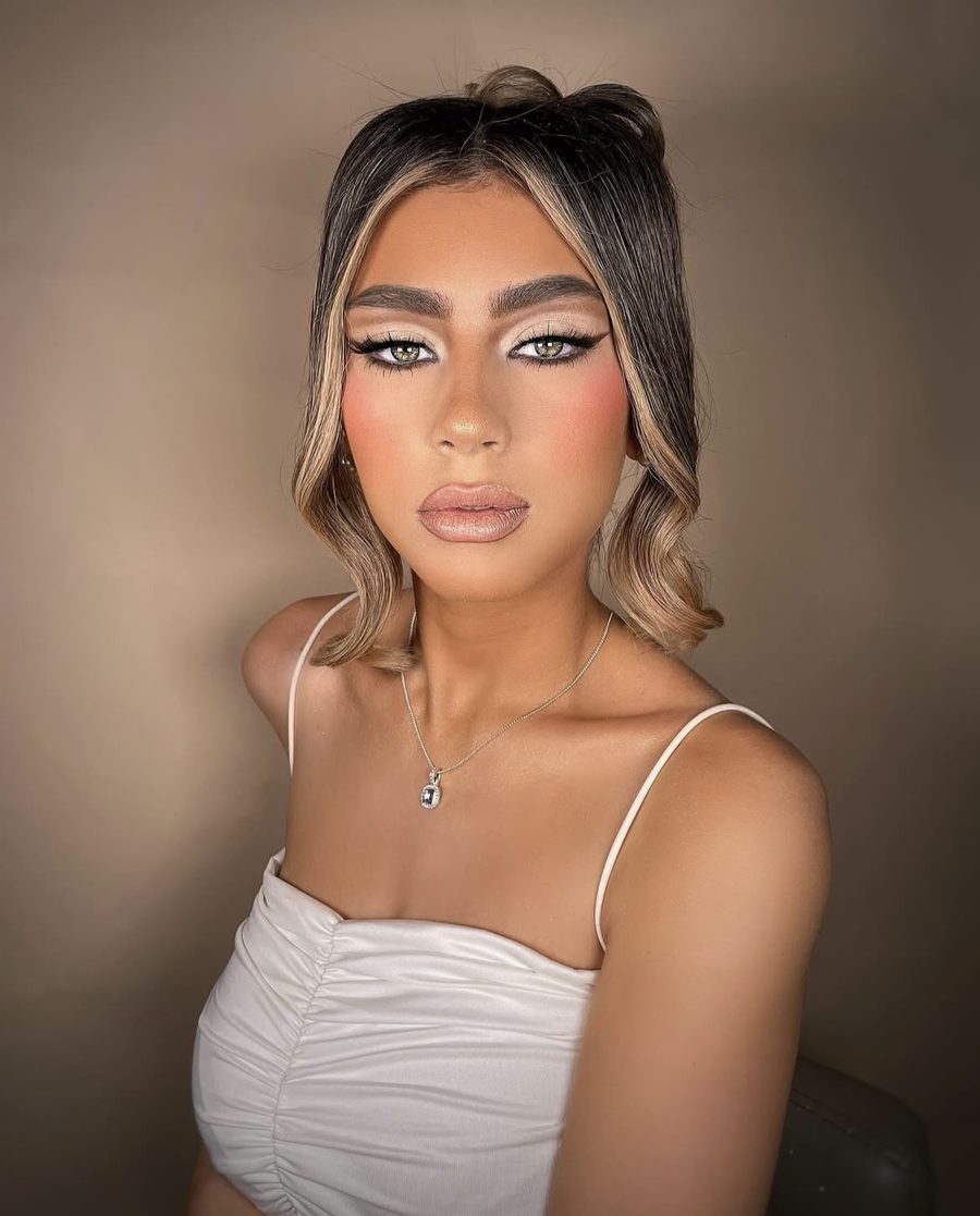 Maquillage réalisé par Saileyss — eyeliner graphique et blush pêche