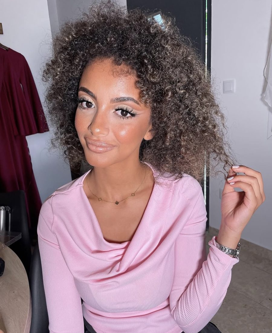 Maquillage réalisé par Saileyss — teint naturel lumineux et cils volumineux